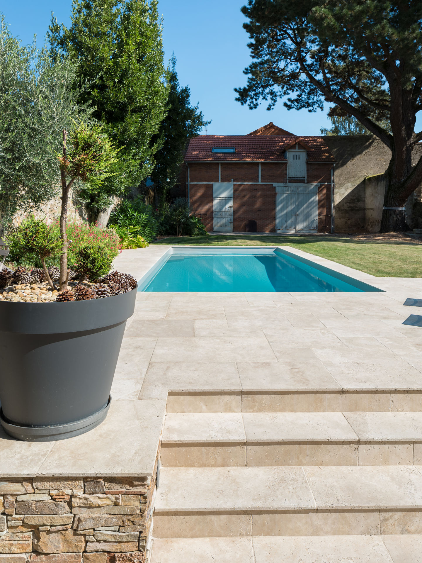 Terraza_y_piscina_de_vivienda_particular_1