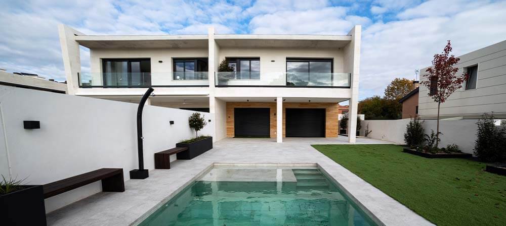 casa moderna con fachada de pedra natural
