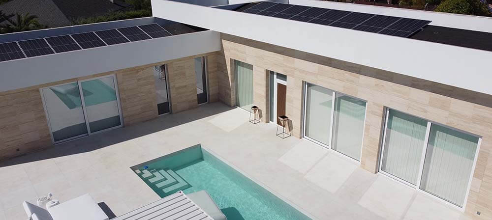 casa com painéis solares e fachada de pedra natural