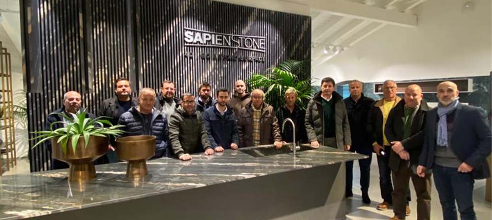 a equipa de cupa stone portugal no showroom de sapienstone em italia