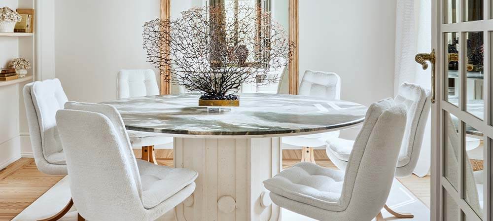 mesa de piedra natural verde y blanca en salón
