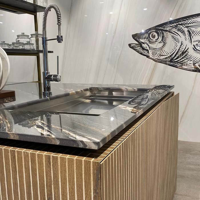 bancada de cozinha con 4d de sapienstone en showroom 