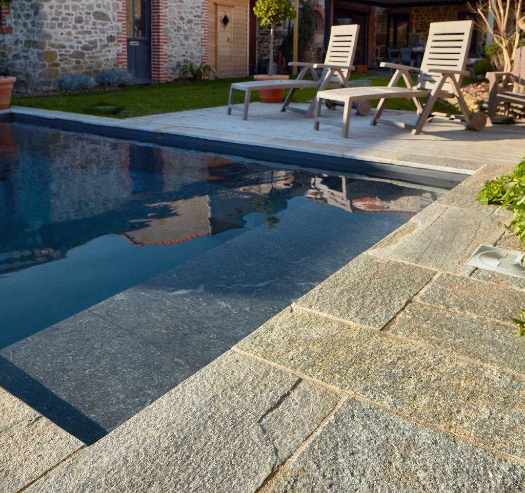 Borda de piscina em quartzito Lucerna com acabamento natural: textura mineral e tons acinzentados que se integram perfeitamente em ambientes rústicos ou paisagísticos