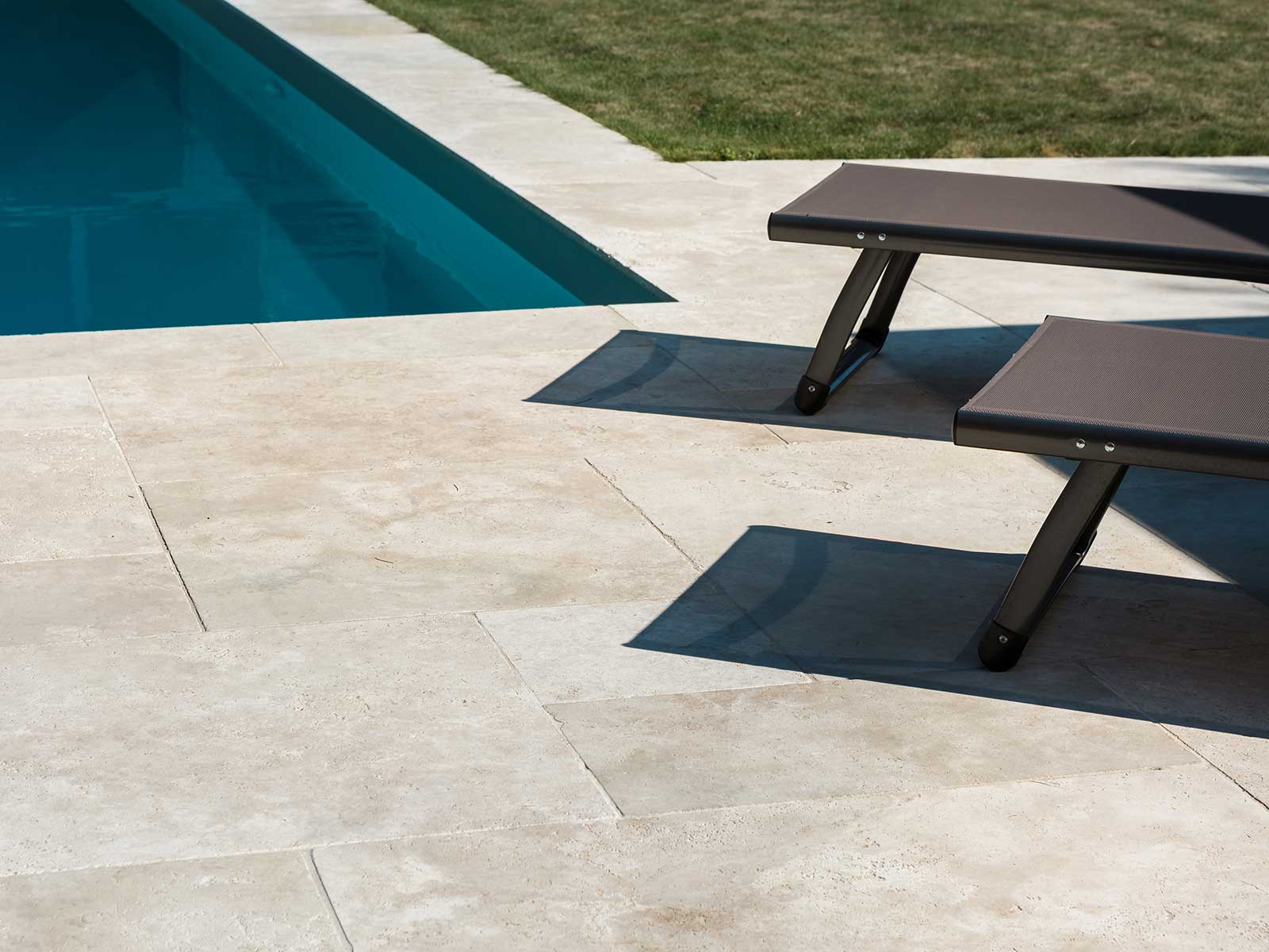 travertino-piscina Borda de piscina em travertino Avelã: superfície naturalmente antiderrapante e sempre fresca ao toque, ideal para conforto e segurança ao redor da água