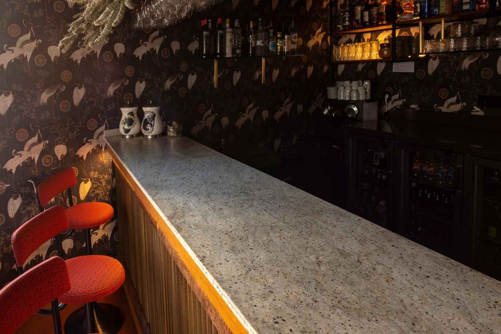 A pedra natural é o material mais adequado para superfícies de uso intenso, como balcões de bares e restaurantes, onde a resistência e a durabilidade são essenciais.