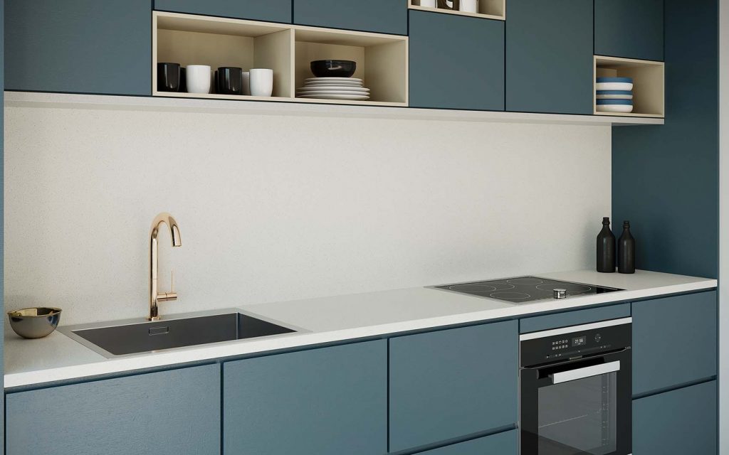 Cozinha de última tendência com móveis azul-petróleo e bancada de quartzo branco Aldan