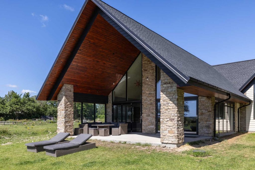 Stonepanel Sylvestre, ardósia e madeira: três materiais naturais autênticos na fachada desta casa de estilo nórdico