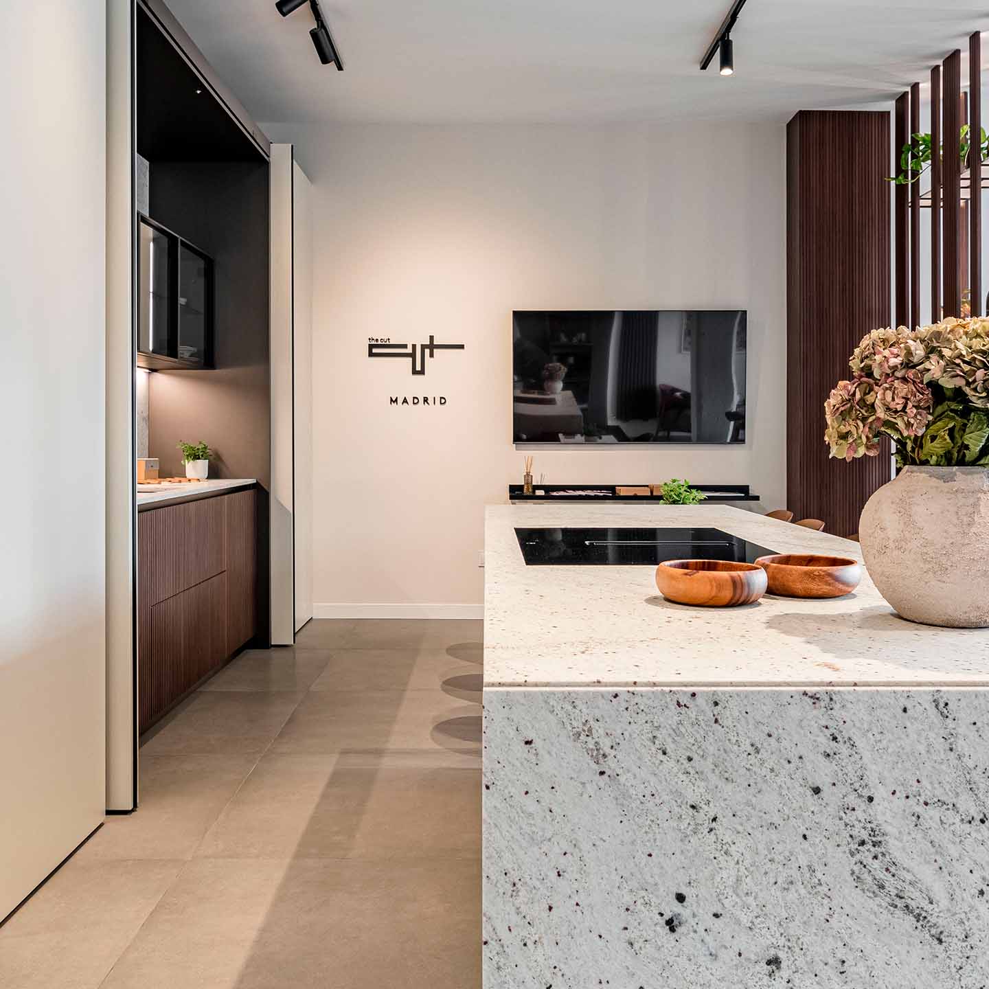 bancada-granito-persia-bianca Bancada de granito Pérsia Branco em ilha de cozinha moderna, com tampo e frontal em pedra natural, mostrador da The Cut Madrid